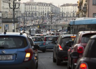 Freddato con un colpo alla testa e nascosto in uno scantinato, la polizia ferma un uomo
