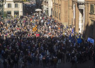 Tav, flash mob arancione a Torino contro lo stop dei bandi