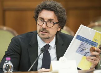 Toninelli: “Siamo oltre la follia, discutono pure sulla mia macchina a diesel”
