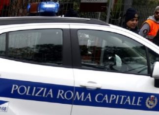 Roma, armato di coltello ruba borsa e fugge: bloccato dalla polizia locale