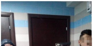 Foto social degli amici con la pistola puntata