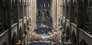 Immagine dell'interno della cattedrale di Notre-Dame dopo l'incendio che ha distrutto il tetto.