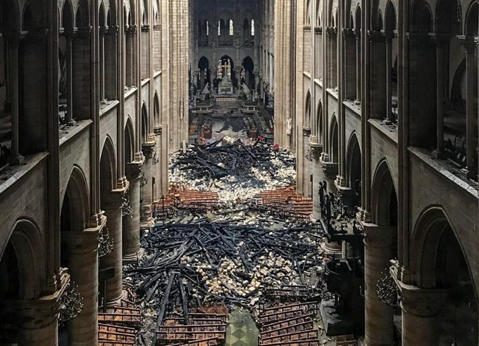 Immagine dell'interno della cattedrale di Notre-Dame dopo l'incendio che ha distrutto il tetto.