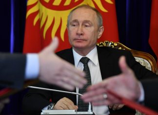 Russia, polizia irrompe a corteo anti-Putin a San Pietroburgo: 60 fermati