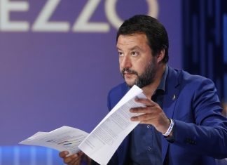 Salvini giura guerra ai negozietti di cannabis light: “Li chiudiamo tutti”