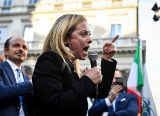 Europee, M5S: “La Meloni non è più credibile dopo 20 anni di politica berlusconiana”