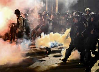 Indonesia: 129 morti dopo una partita di calcio, gente in fuga dallo stadio