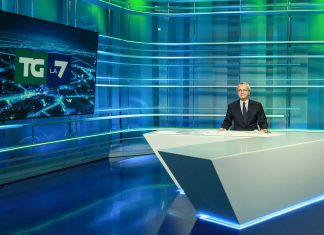 Roma, incendio in studio durante il Tg di La7. Mentana interrompe la diretta