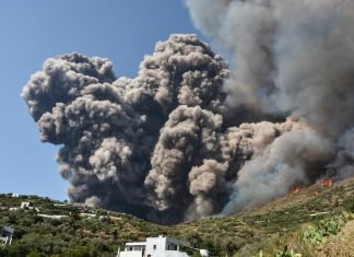 Stromboli: piccole scosse ma ore tranquille sull’isola. In allerta protezione civile, vigili del fuoco e Canadair per eventuali emergenze