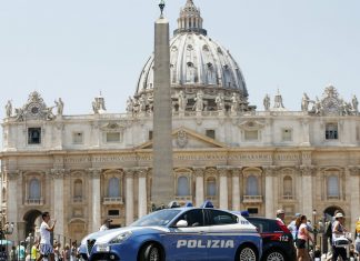 Roma, minaccia i passanti con un coltello in Piazza San Pietro: arrestato