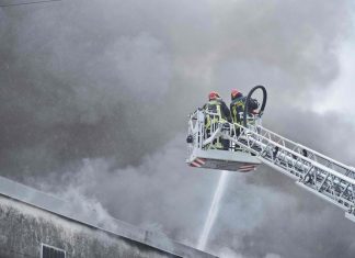 Paura nell’avellinese: a fuoco una fabbrica di contenitori di plastica per batterie per auto