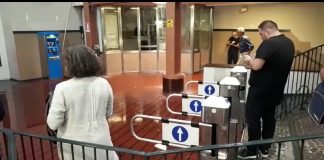 Piove nella stazione della funicolare di Chiaia