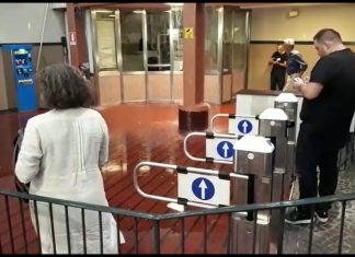 Piove nella stazione della funicolare di Chiaia