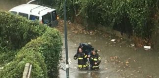 Napoli, allagamenti a Miano. Automobilista tratto in salvo dai vigili del fuoco