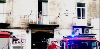 Napoli, uomo si barrica in casa minacciando di farsi esplodere con una bombola di gas