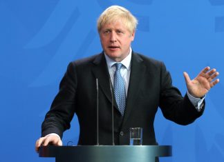 Regno Unito, Johnson e Corbyn hanno votato: il premier al seggio con il suo cane