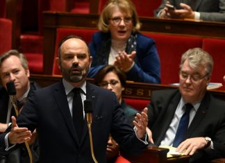 Francia, Philippe: “Pensione minima a 1.000 euro, età a 62 anni”