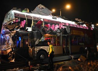 Hong Kong, bus a 2 piani si schianta contro un albero: 6 morti, 40 feriti