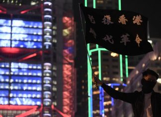 Hong Kong, scontri alla vigilia di Natale: la polizia usa i lacrimogeni per respingere la folla
