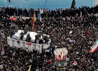 L’Iran sfida Trump con le foto dei funerali di Soleimani: “Verso la fine della presenza Usa”