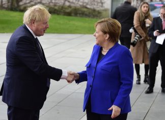 Iran, Johnson-Macron: “Impegno per un accordo sul nucleare ma no ad armi a Teheran”