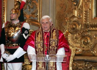 Vaticano, Ratzinger chiede di rimuovere la firma dal libro del cardinale Sarah