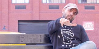 Saviano finge di puntare una pistola