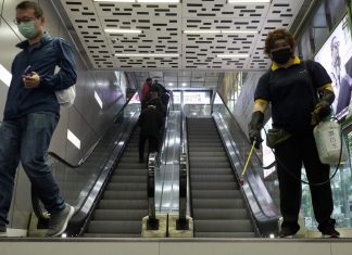 Coronavirus, a Hong Kong un braccialetto elettronico per chi arriva dall’estero