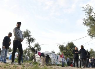 Migranti, incendio in campo di Moria a Lesbo: muore un bambino