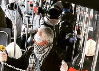 Napoli, autobus Anm pieno di passeggeri