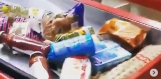 La merce portata alla cassa del supermercato a Napoli