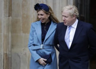 Covid-19, la compagna di Johnson è incinta e ha sintomi: niente test