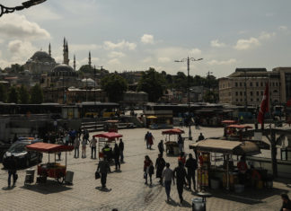 Covid, in Turchia contagi in aumento ma resta l’allentamento delle restrizioni