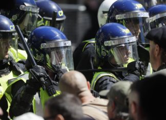 Regno Unito, proteste a Bristol contro nuova legge, feriti 20 agenti