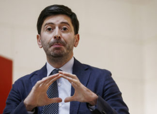 Vaccini, Speranza: “Priorità età e fragilità. E’ la strada giusta”