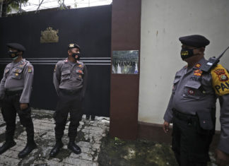 Birmania, le forze di sicurezza sparano durante il funerale di una vittima