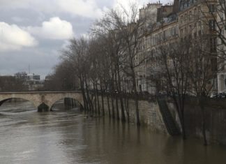 Covid, la regione di Parigi verso un nuovo lockdown, le terapie intensive sono sature