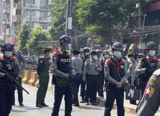 Birmania, 100 morti nella repressione delle proteste