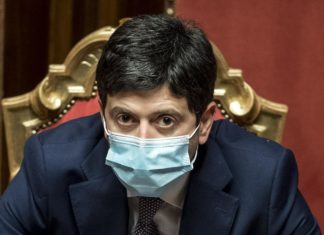 Vaccini, Speranza: “Fiducia che l’Ema chiarisca presto su AstraZeneca”