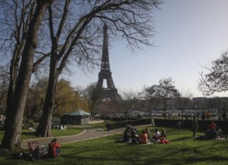 Covid, la sindaca di Parigi chiede la chiusura delle scuole: “Situazione molto grave”