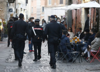 Covid, 100 persone in un bar in Sardegna: minacce con motosega ai carabinieri