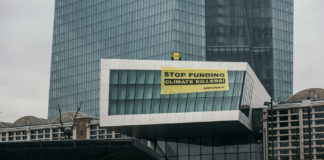 Foto Ufficio Stampa Greenpeace/LaPresse10-03-2021 Francoforte, GermaniaCronaca Dieci attivisti di Greenpeace Germania in parapendio sono atterrati questa mattina sul tetto del quartier generale della Banca Centrale Europea a Francoforte, nel bel mezzo di una riunione del board, per protestare contro la politica monetaria dell’istituzione europea, dannosa per il clima del Pianeta.Photo Greenpeace Press Office/LaPresseMarch 10, 2021 Frankfurt, GermanyNewsNo money for climate killers -that’s what Greenpeace activists are ademanding at the headquarters of the European Central Bank in Frankfurt. Coming from the air, they unfurled a twelve by six metre banner from the roof of the entrance building with the slogan: "Stop funding Climate Killers!” Another activist on a paraglider protests with a flying banner in front of the ECB headquarters. DISTRIBUTION FREE OF CHARGE - NOT FOR SALE