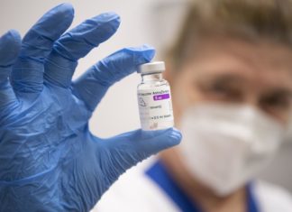 Vaccini, la Spagna verso l’estensione dell’uso di AstraZeneca fino a 65 anni