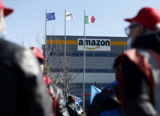 Amazon, a Milano bloccati furgoni fuori gli stabilimenti
