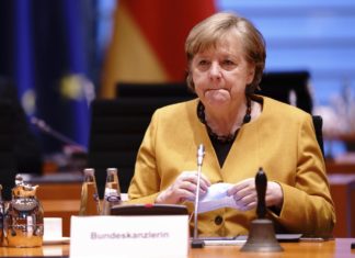 Vaccini, Merkel: “L’Ue raddoppi gli sforzi di produzione”