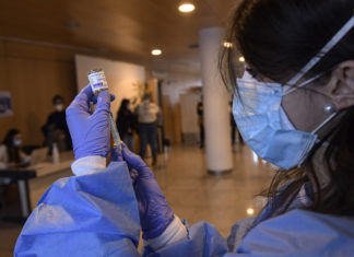 Vaccini, Regno Unito: “Richiami per le varianti pronti entro settembre”