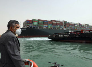 Suez, oggi altri 2 tentativi di liberare la nave: probabile lo scarico del cargo