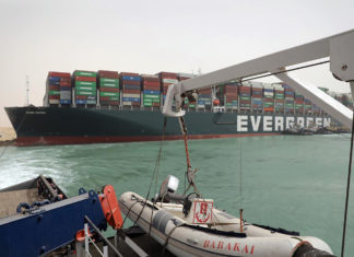 Canale di Suez ancora bloccato: arriva anche il rimorchiatore italiano