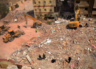 Egitto, bimbo di 6 mesi estratto vivo da macerie edificio crollato