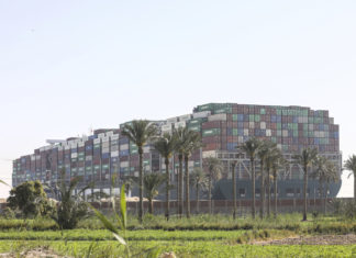 Suez, è arrivato il rimorchiatore con la bandiera italiana